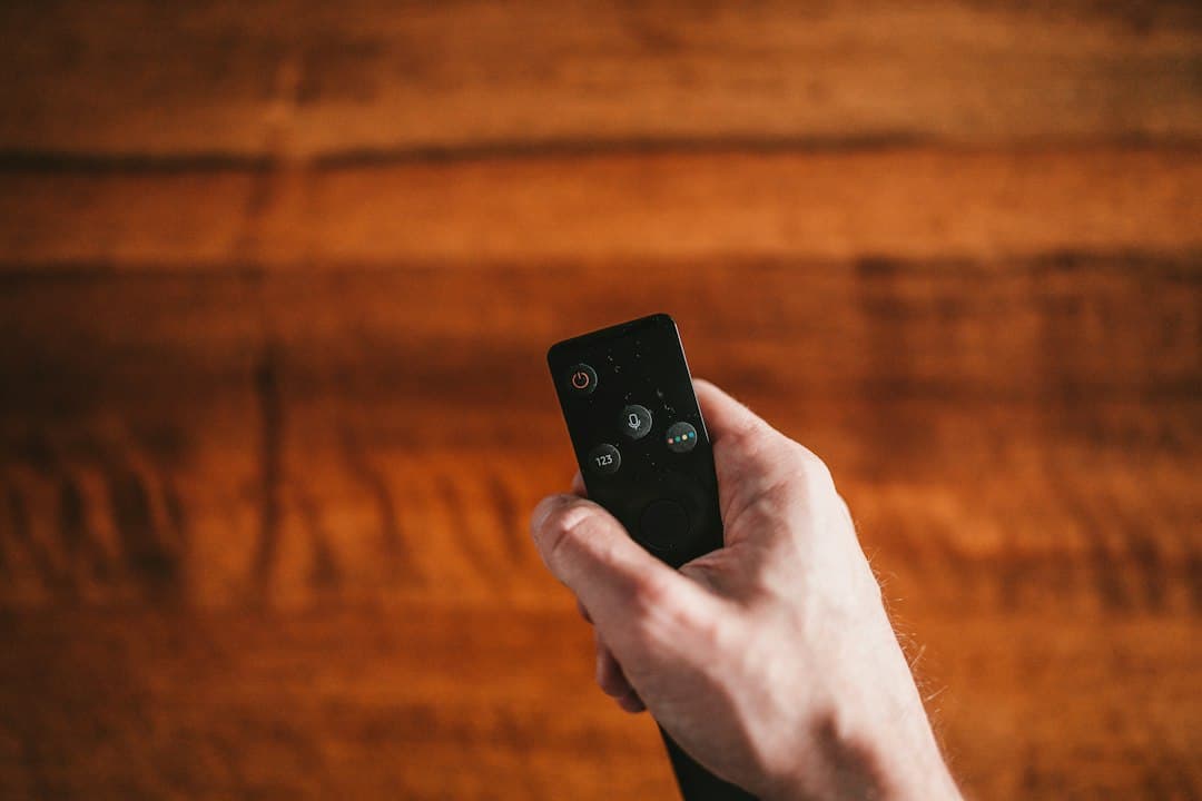 Hand met een afstandsbediening voor de tv, Smooiptv en Smootv