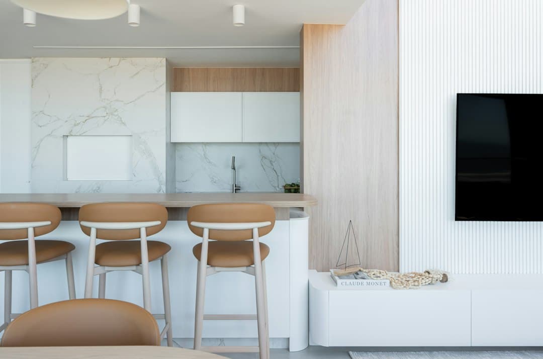 Televisie aan de muur in een modern interieur, klaar voor 4K met Smootv