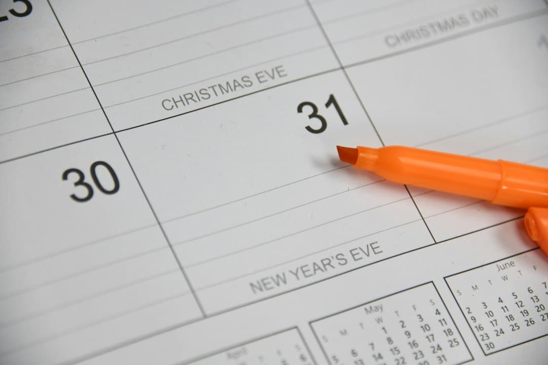 Kalender op een bureau, kiezen tussen een Smootv-abonnement per maand of per jaar