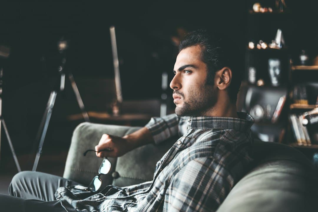 Avond op de bank met de tv aan tijdens een gratis Smootv-test