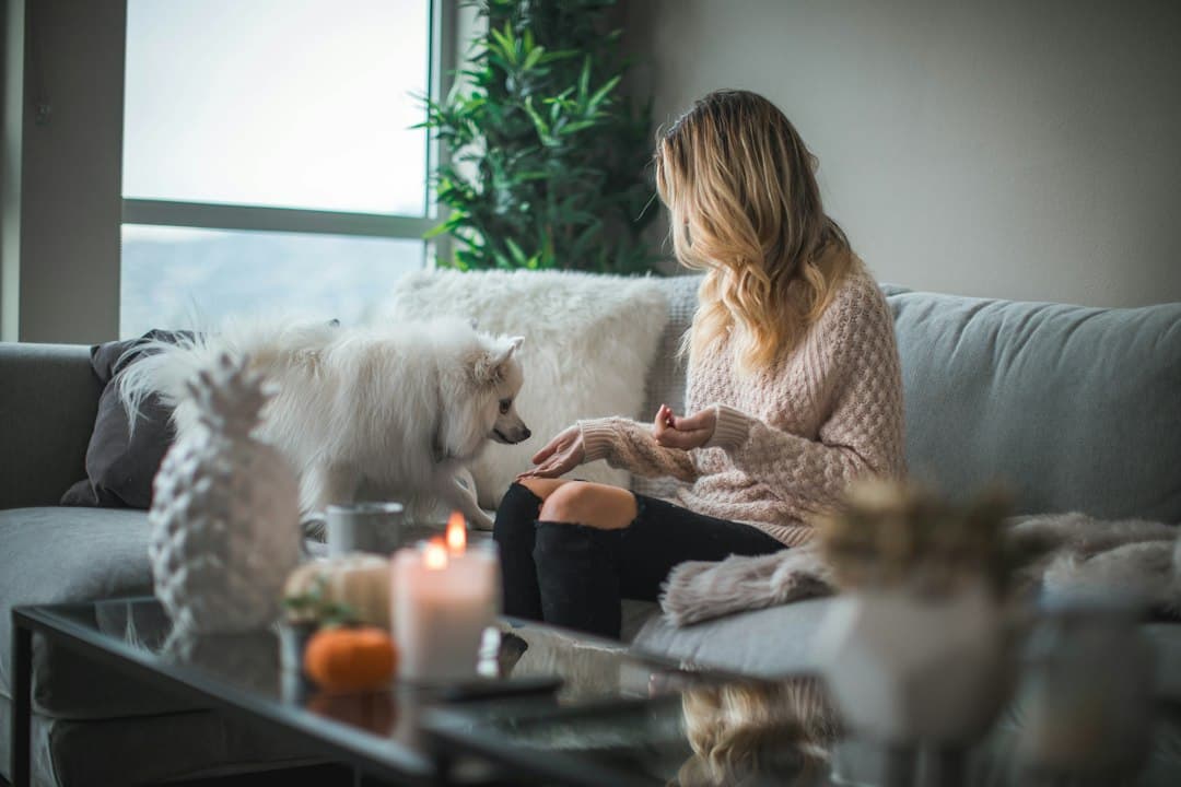 Vrouw op de bank met haar telefoon, een IPTV-abonnement kopen bij Smootv