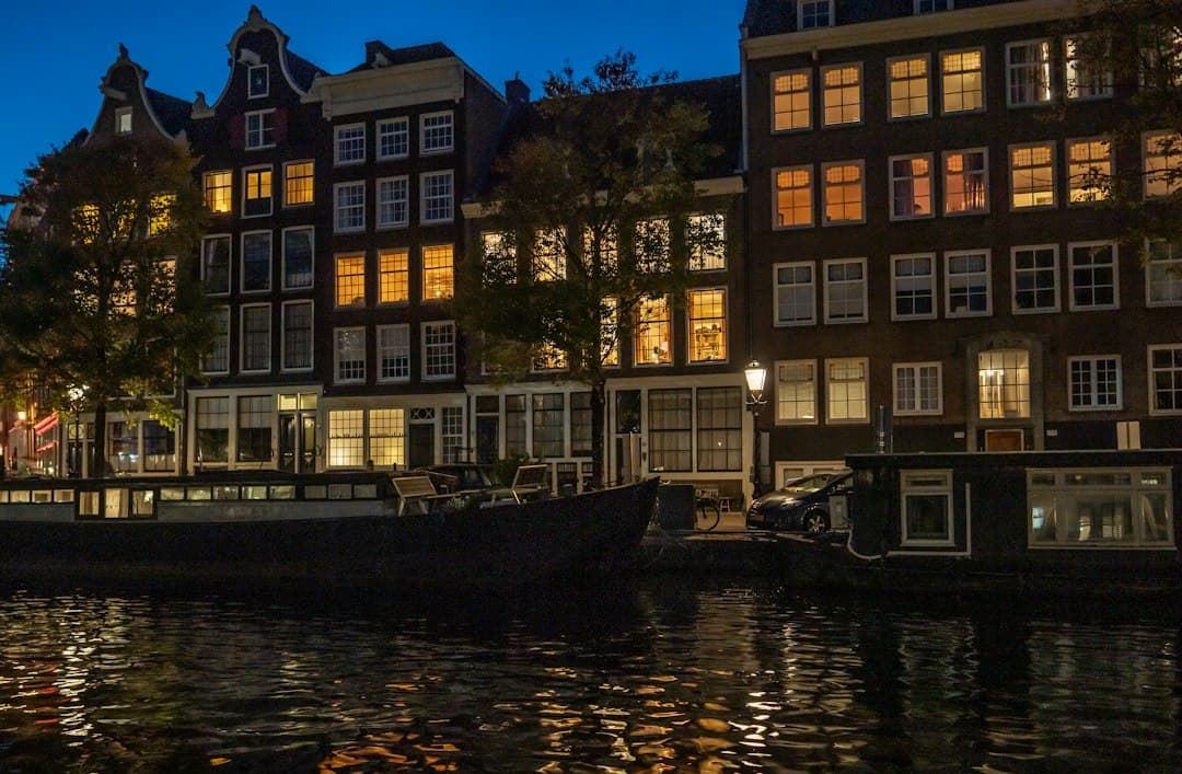 Woonkamer in de avond met de tv aan, IPTV in Nederland met Smootv