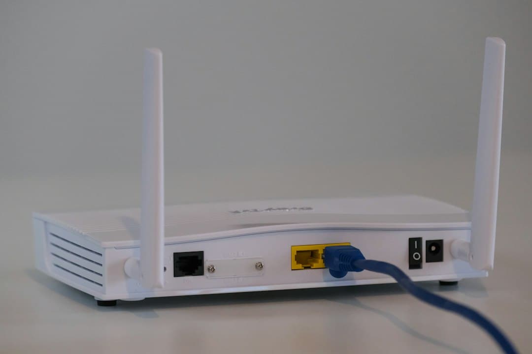 Wifi-router met brandende lampjes, de verbinding controleren als Smootv hapert